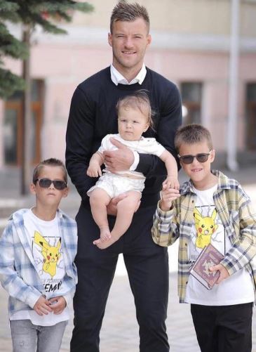 Danylo Yarmolenko with his father Andriy Yarmolenko and siblings